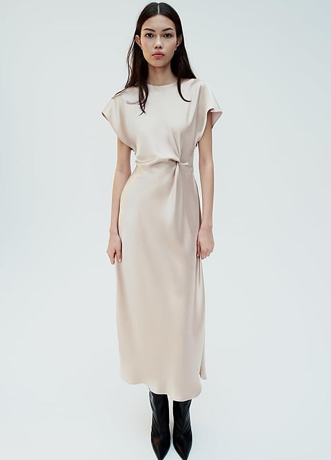 Imagen - Vestido midi satinado con frunce en la cintura de Zara, 39,99€