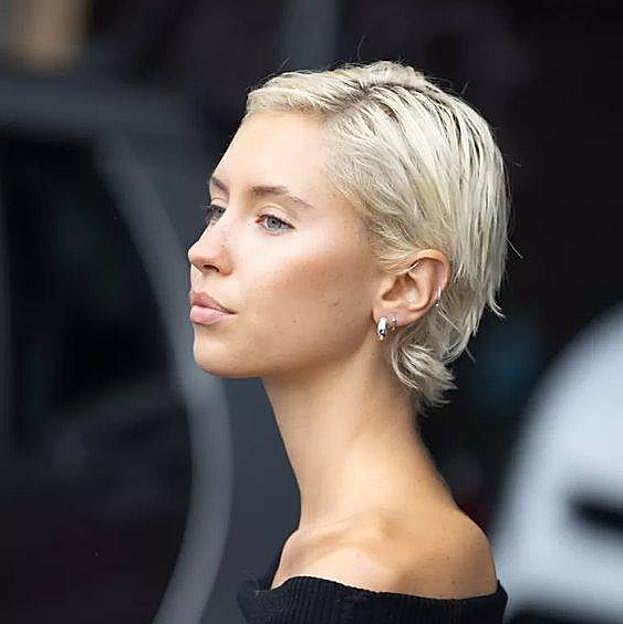 Iris Law con corte de pelo Wixie peinado de lado