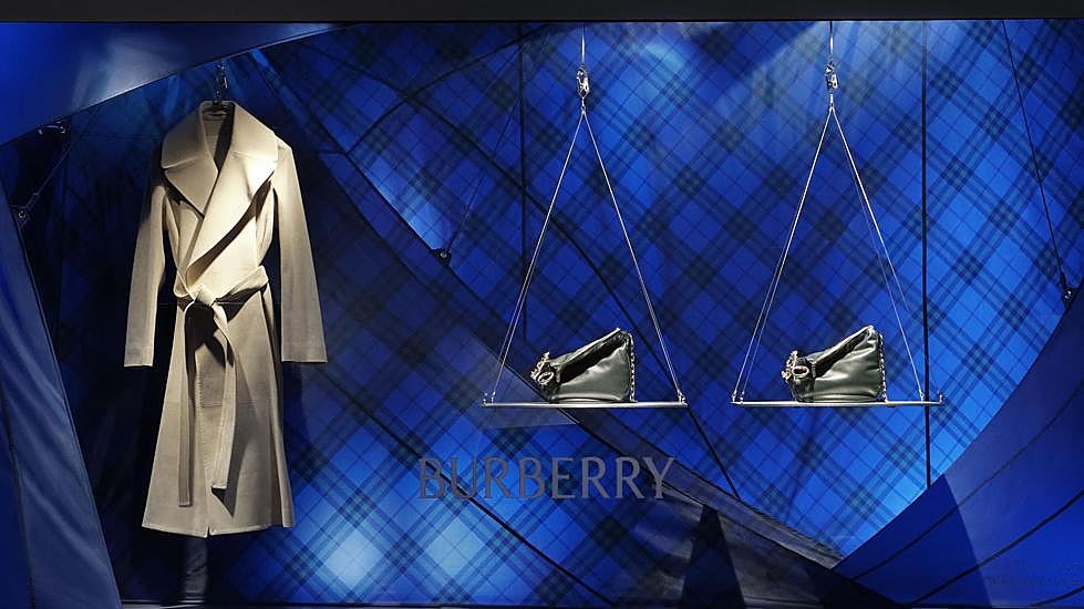 Escaparate de Harrods decorado por Burberry.