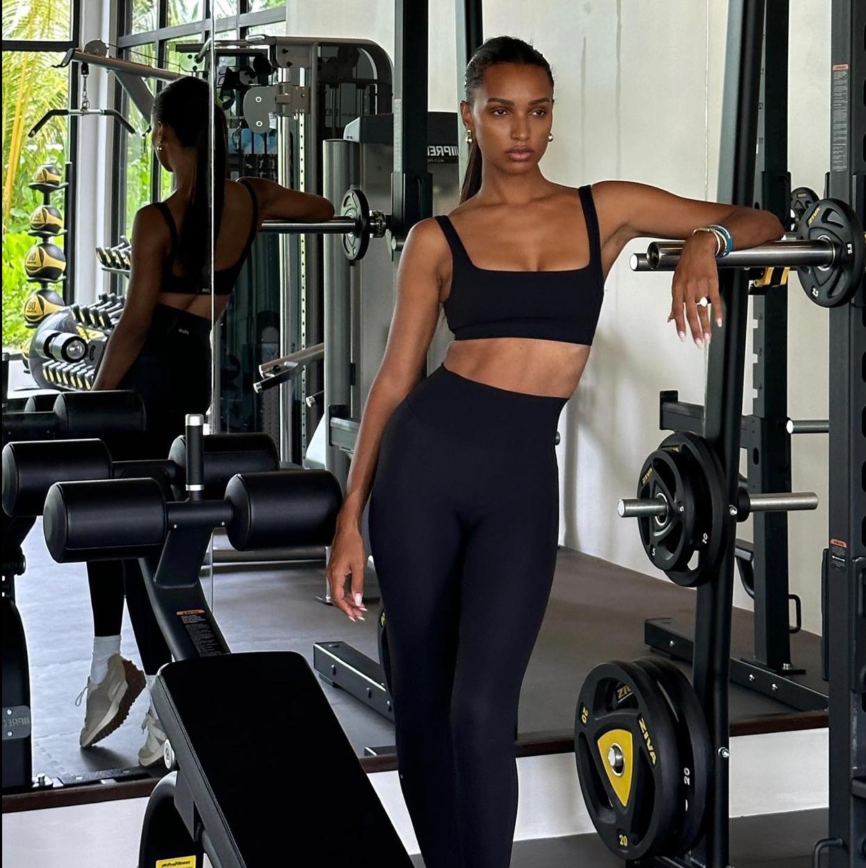 Mujer haciendo ejercicio con maquina. /