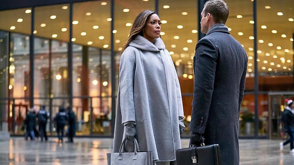 Jessica Pearson con look total grey en Suits.