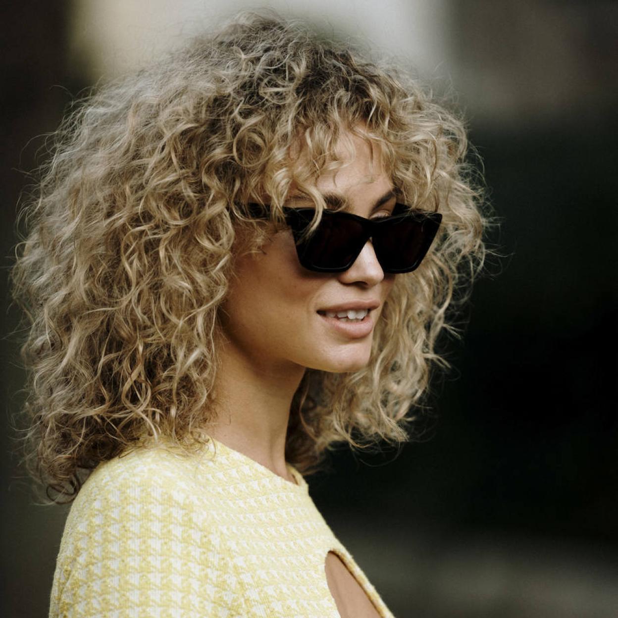 Influencer con pelo rizado