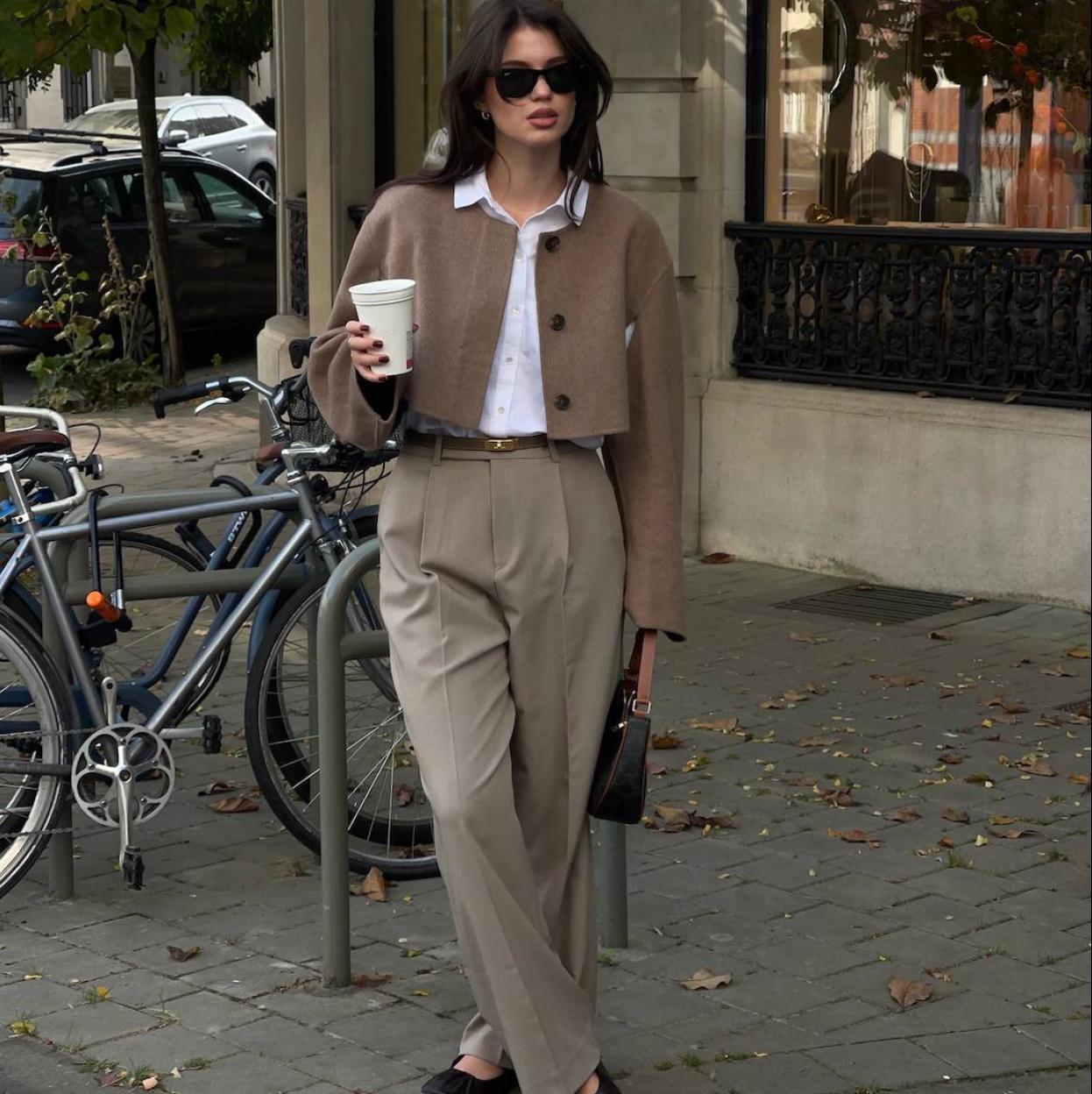 Influencer con look monocromático con pantalones de traje básicos