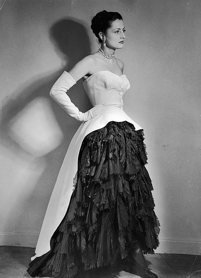 Imagen - Un vestido de noche diseñado por Cristóbal Balenciaga en 1951. FOTO: GETTY IMAGES.