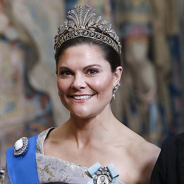 Victoria de Suecia y Sofía Hellqvist sacan lo mejor del joyero real sueco: su duelo de tiaras en la cena con los Macron