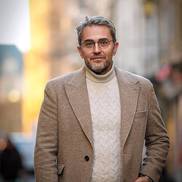 Máximo Huerta acaba de prensetar su última novela: Paris despertaba tarde. 