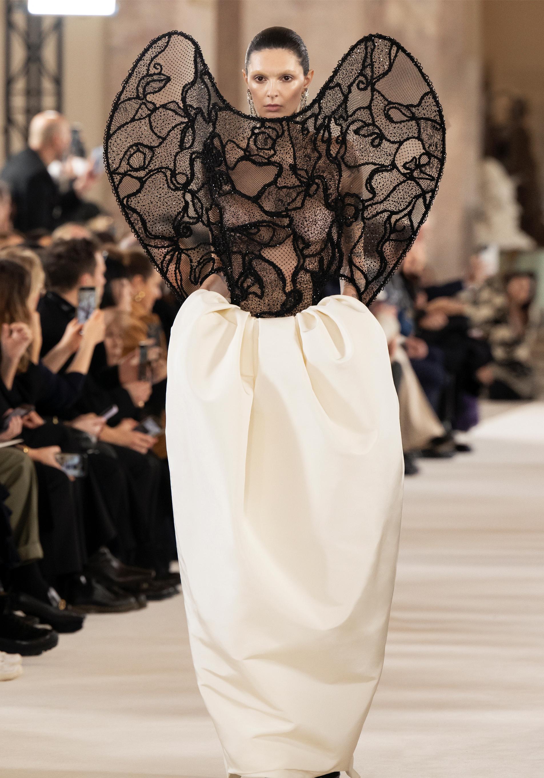 Look 29 del último desfile de alta costura de Schiaparelli.