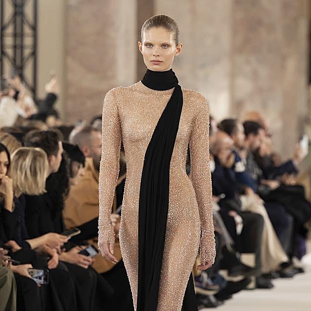 Imagen principal - Look 30 del desfile de Schiaparelli de alta costura para esta primavera y bocetos de los looks 29 y 30.