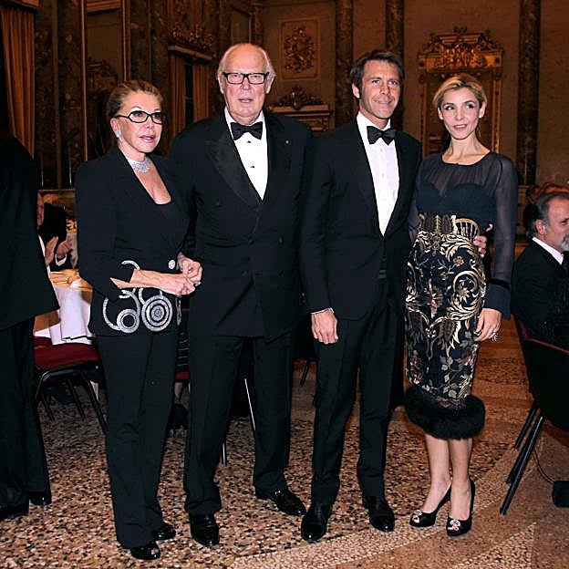 Vittorio Emanuele junto a su mujer Marina Doria, su hijo Emanuele Filiberto y su mujer Clotilde.