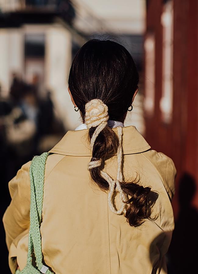 Imagen - Con coleta bubble ponytail y accesorio flor.