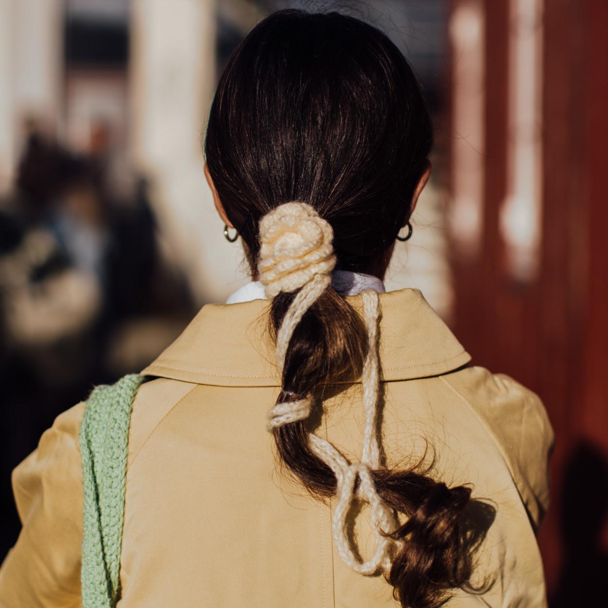 Una mujer con peinado bubble ponytail.