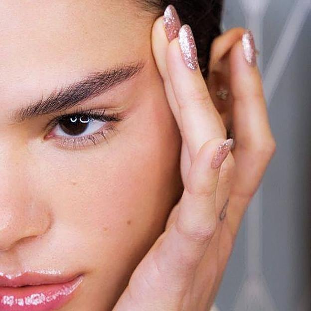 Modelo con cejas rectas que levantan la mirada