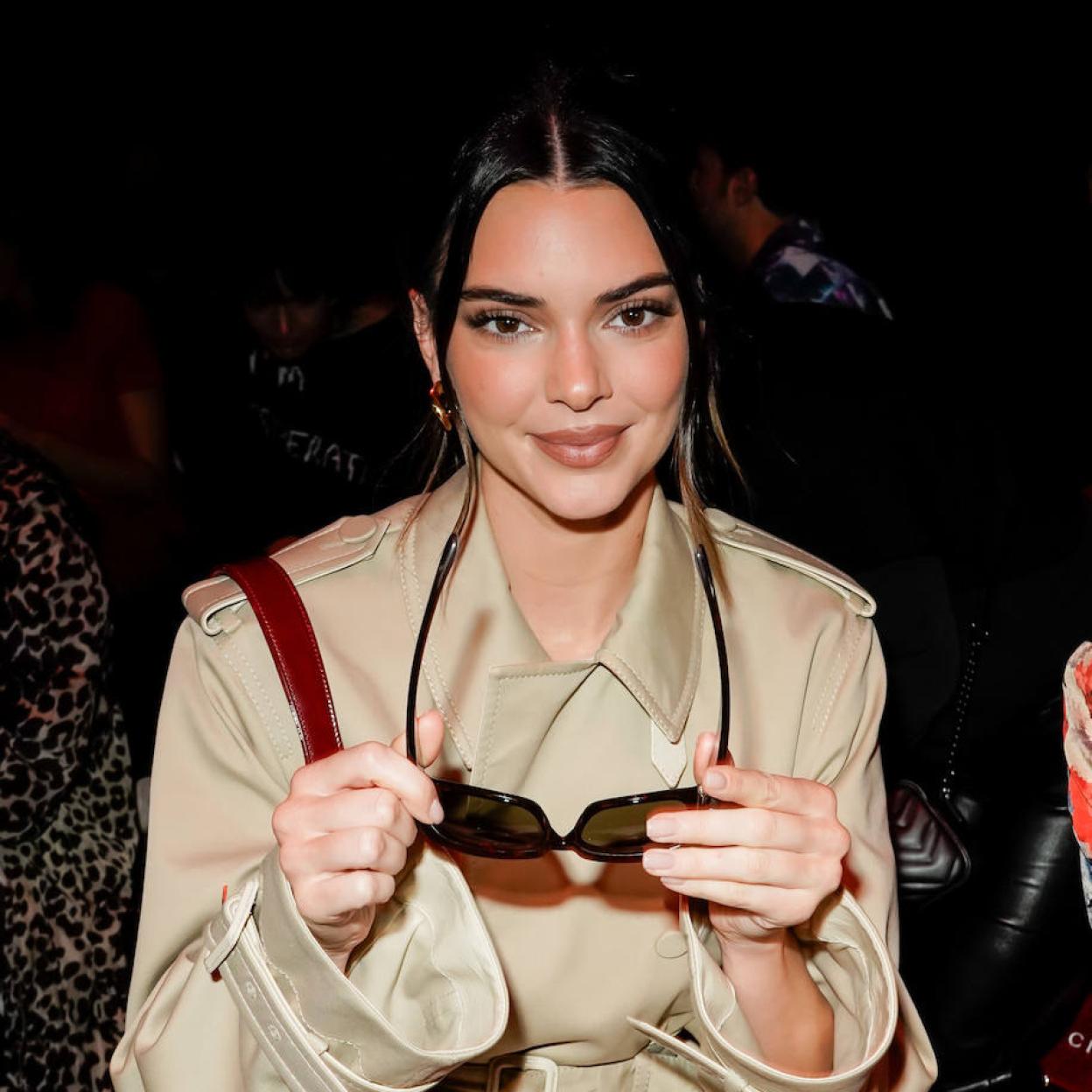 Kendall Jenner con cejas rectas