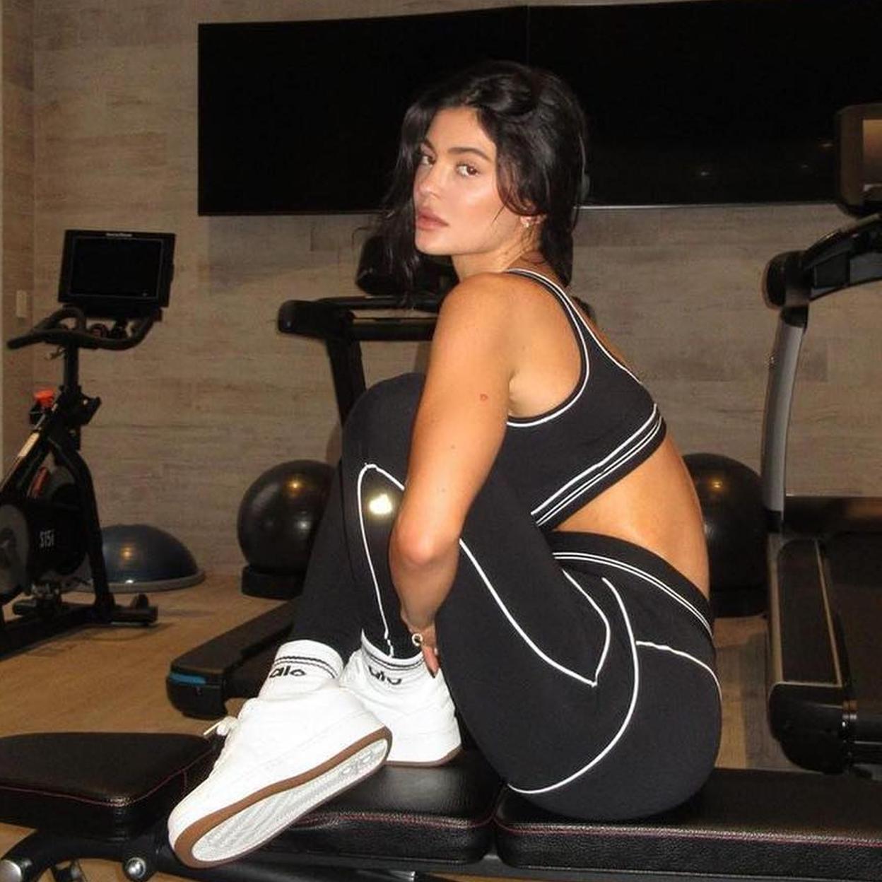 Mujer con ropa deportiva.