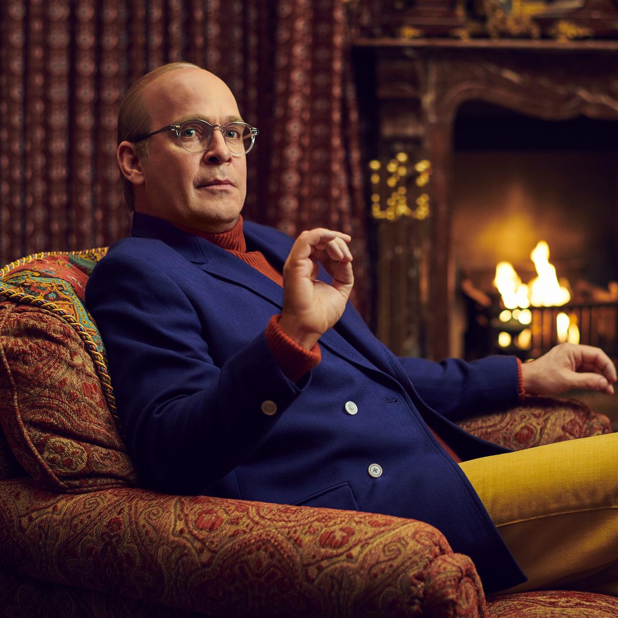 Tom Hollander como Truman Capote en una imagen de Feud: Capote & The Swans.