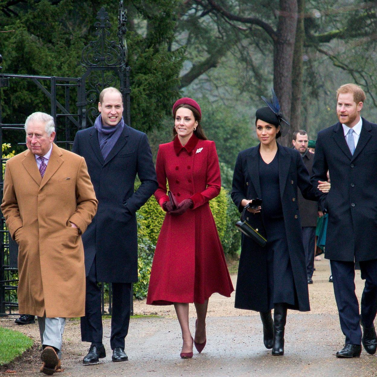 El rey Carlos debe enfrentarse al gran chaparrón que ha provocado el anuncio de que el monarca sufre un cáncer. Sobre todo, a las peticiones de abdicación. 