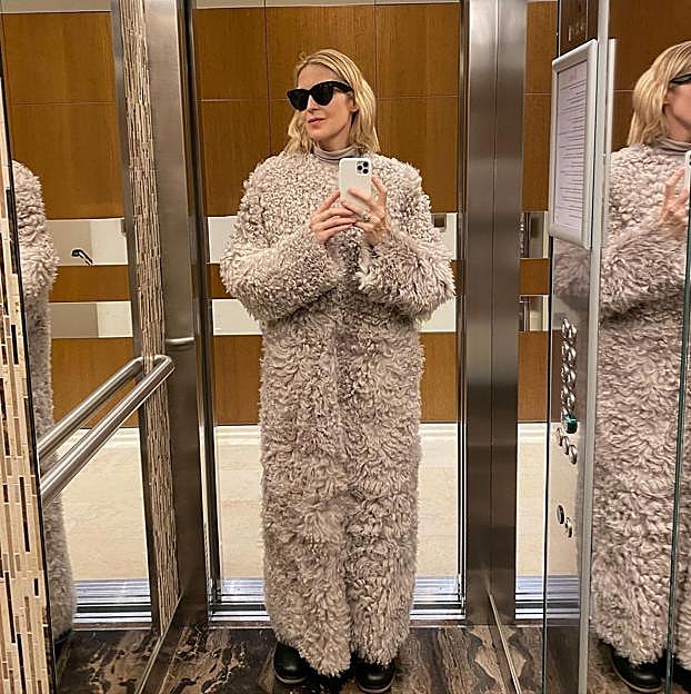 Kelly Rutherford con abrigo de pelo rizado
