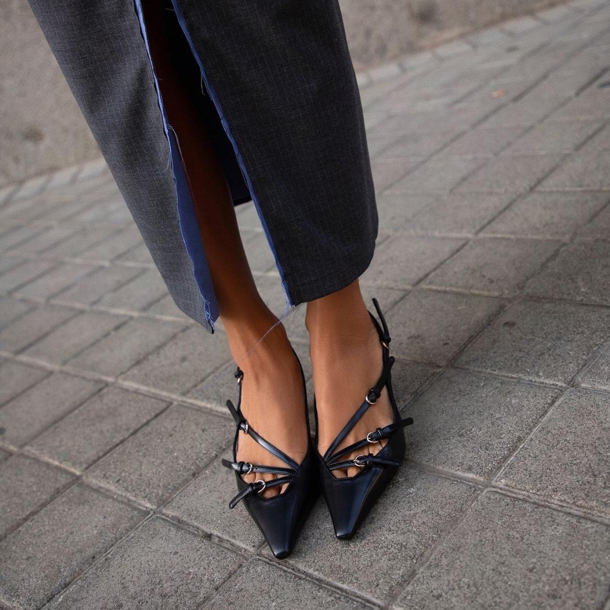 La influencer María Fernández-Rubíes con los zapatos de Miu Miu.