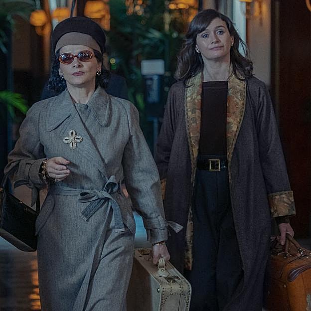 Juliette Binoche como Coco Chanel y Emily Mortimer como Eva Colozzi en una imagen de New Look. 