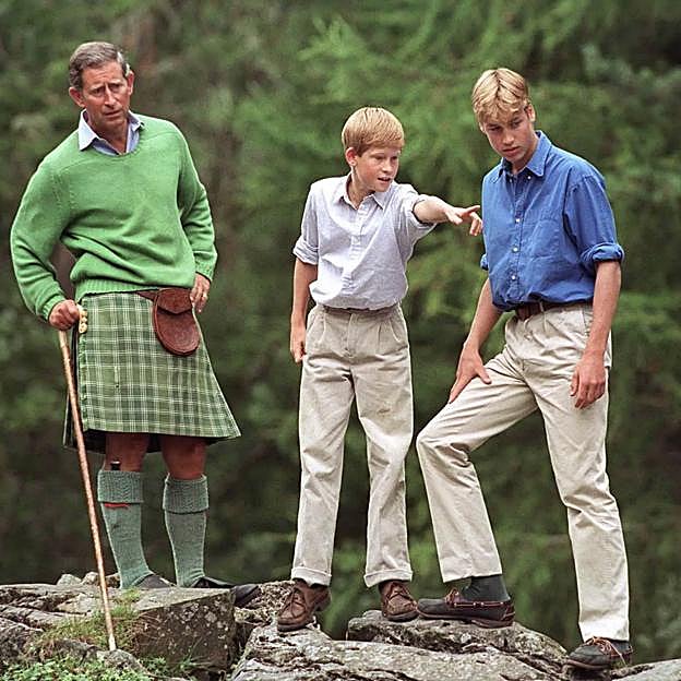 Carlos de Inglaterra y sus hijos, Guillermo y Harry, en Balmoral. 