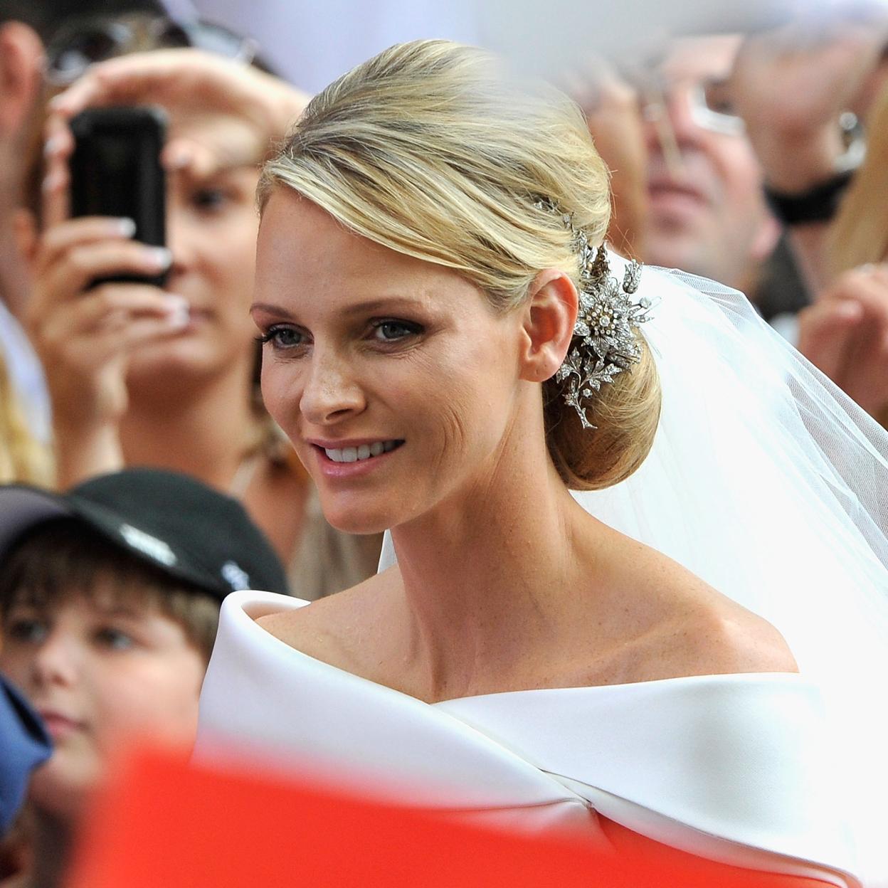 Charlène lució en su boda uno de los broches históricos encargados por la princesa Carlota. Se lo prestó la princesa Carolina, pues todas las joyas históricas de los Grimaldi obran en su poder. 