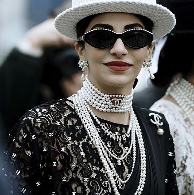 Imagen principal - Cómo llevar el collar de perlas en 2024