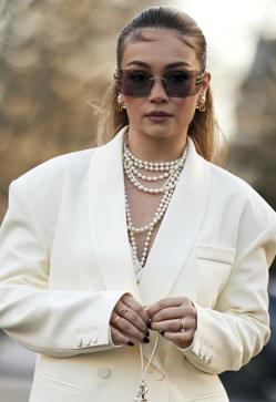 Imagen secundaria 2 - Cómo llevar el collar de perlas en 2024