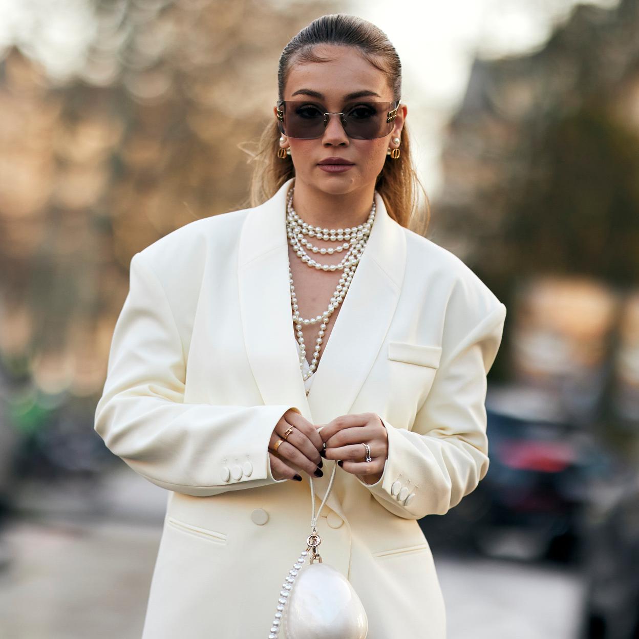 Un look de street style con collares de perlas.