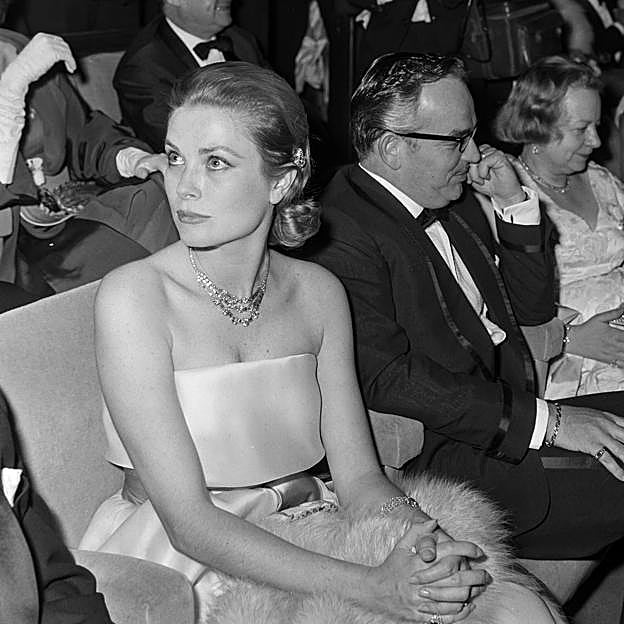 La princesa Grace fotografiada en el festival de Cannes, en 1960. Lleva un collar de diamantes, regalo de Rainiero III. 
