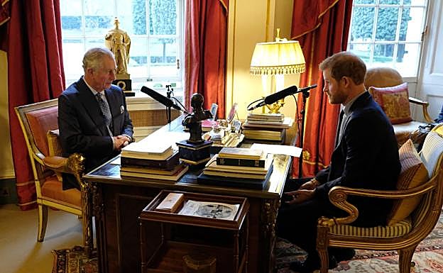Carlos III junto a su hijo Harry en su despacho. 
