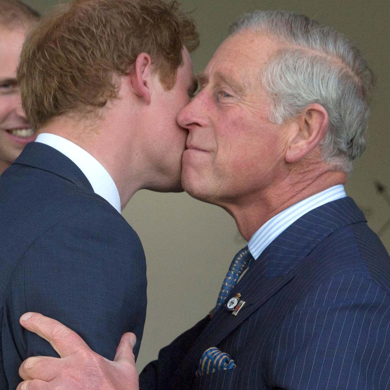 Carlos III de Inglaterra junto a su hijo, el príncipe Harry. 
