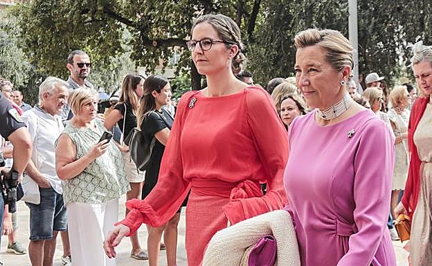 Victoria López Quesada con su tía, Victoria de Borbón-Dos Sicilias, en una foto de archivo.