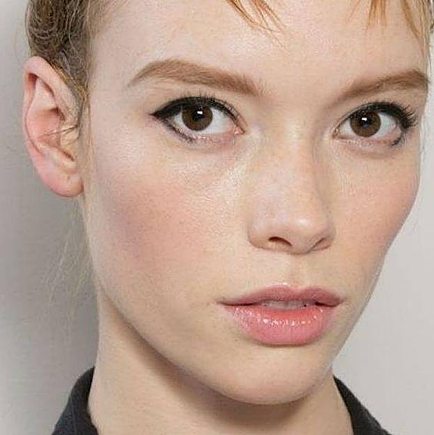 Modelo con puppy eyeliner viral en negro