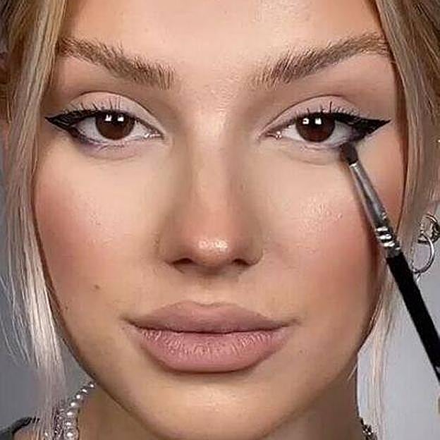 Influencer haciendo un puppy eyeliner