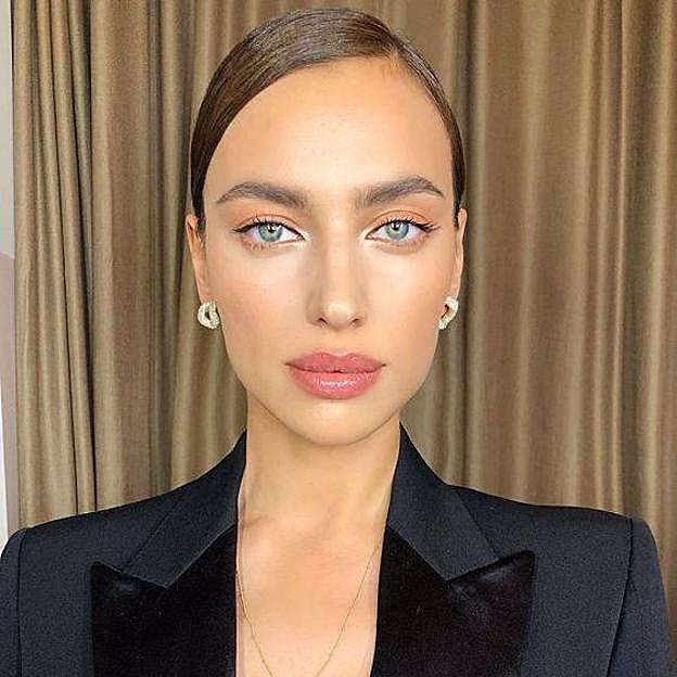 Irina Shayk con delineado de ojos invisible efecto natural