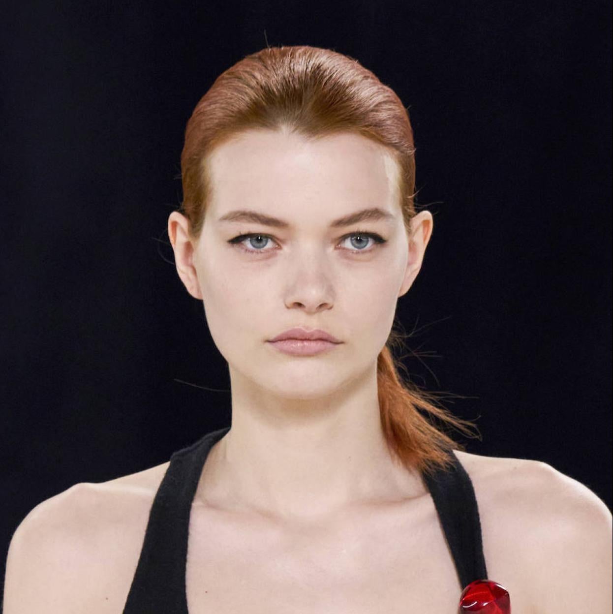 Modelo con delineado de ojos invisible