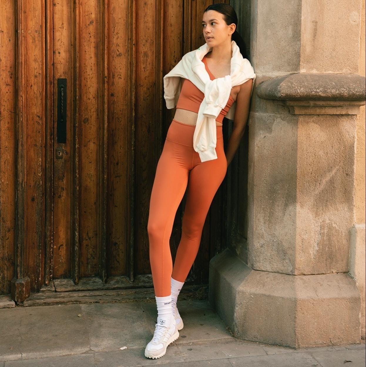 Mujer con ropa deportiva. /