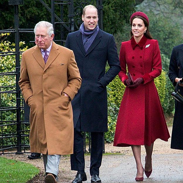 El rey Carlos III, en una foto reciente con los príncipes de Gales, Guillermo y Kate. 