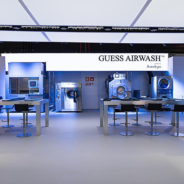 La exposición de la tecnología Guess Airwash™ en la feria de la moda masculina.