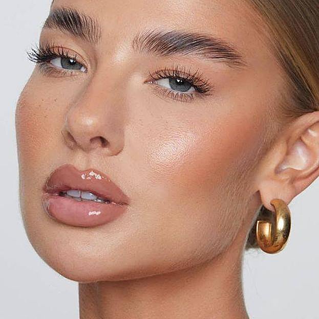 Jess Hunt con tendencia de labios cristal