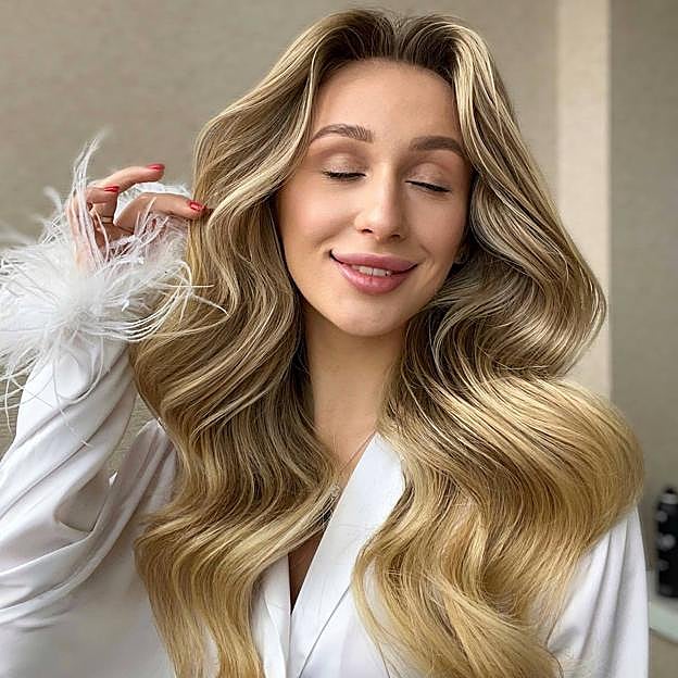 Modelo con pelo rubio brillante