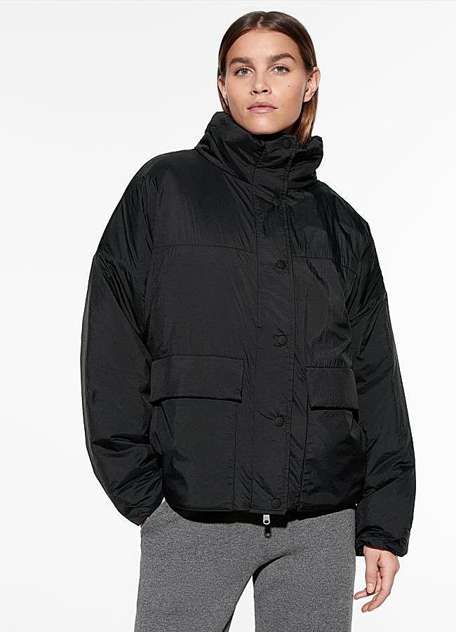 Imagen - Chubasquero corto y ligero de Oysho.