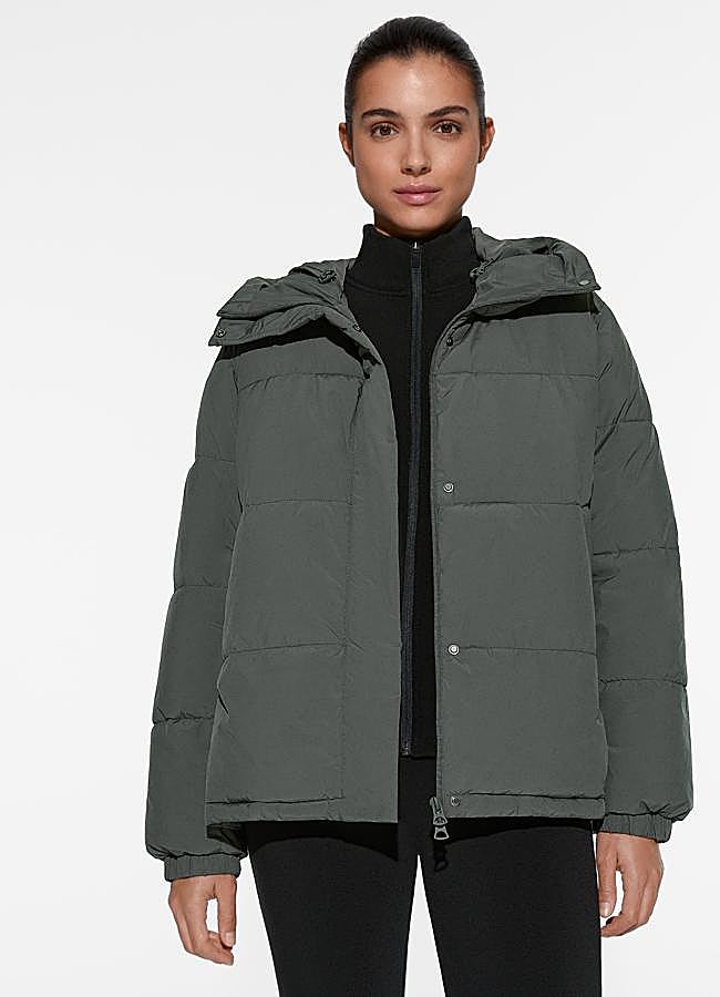 Imagen - Chubasquero en color caqui de Oysho (59,99 euros),