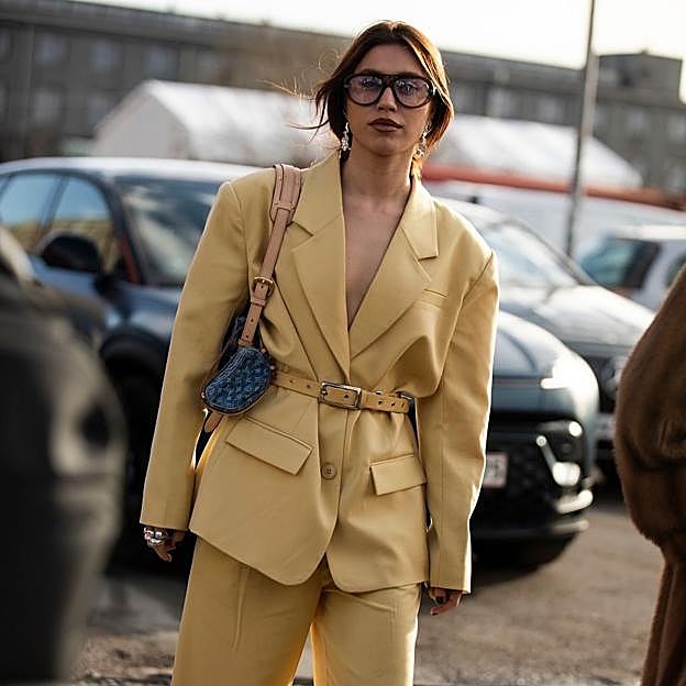 Una influencer con conjunto sastre de Geztuz