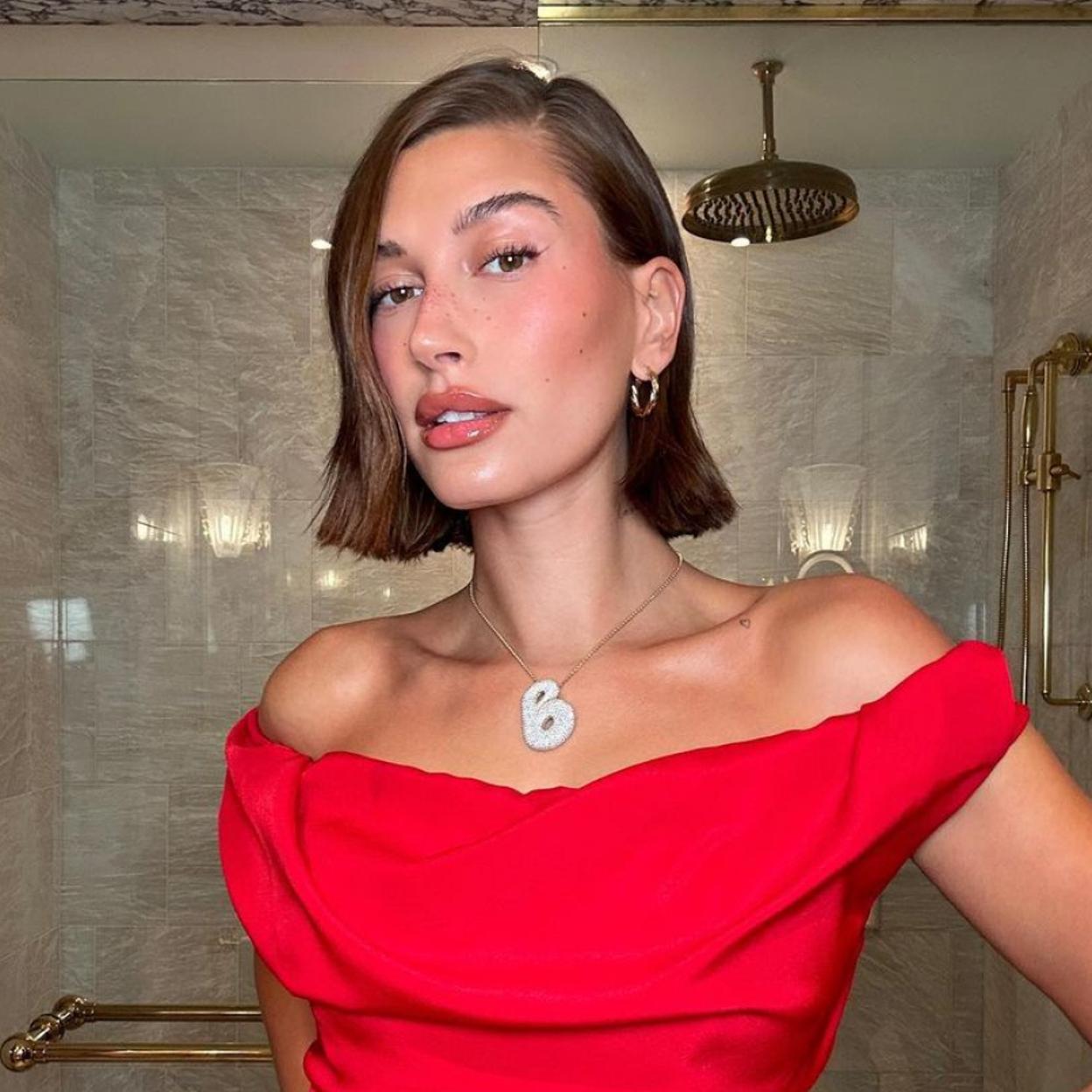 Hailey Bieber luciendo brillo de labios