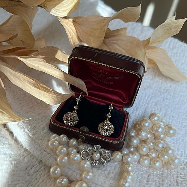 Unos pendientes de Joyas Antiguas Sardinero.