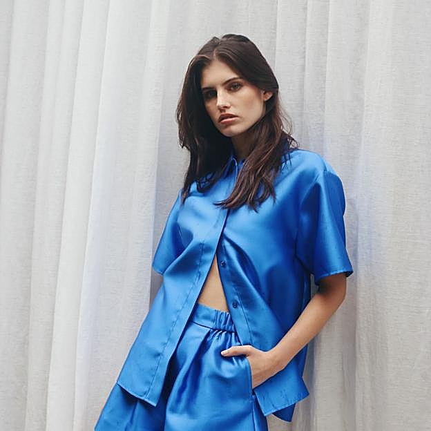 Conjunto en seda y color azul de Remain.