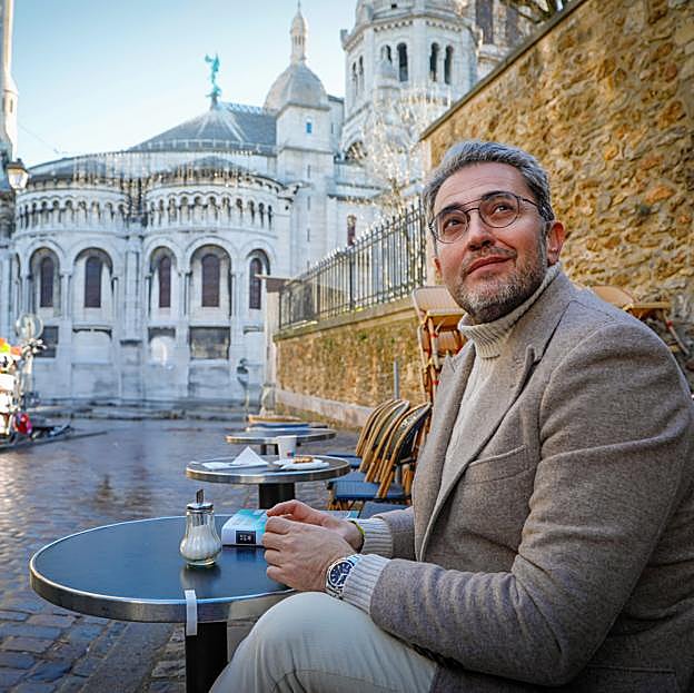 El escritor en una terraza en París. 