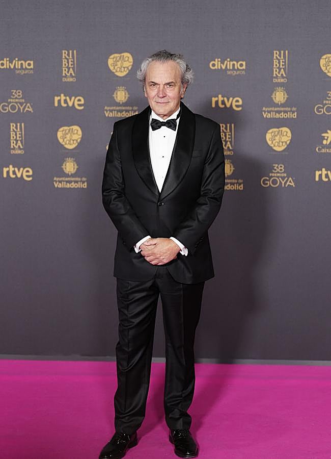 Imagen - José Coronado con esmoquin de Pedro del Hierro en la alfombra roja de los Goya 2024. / LIMITED PICTURES