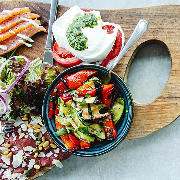 Comer en modo arcoíris es una de las claves para seguir una alimentación que mejore tu felicidad. 